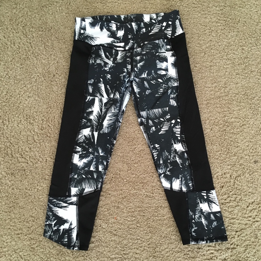 Fabletics Crop Leggings - Black/White - XXS